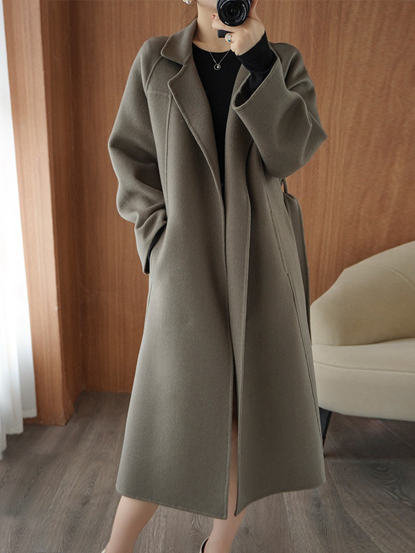 Moteriškas dviejų pusių kašmyro vilnos paltas, vidutinio ilgio iki kelių, laisvas kirpimas, švarko tipo apykaklė, ilgos rankovės, rudens-žiemos stilius