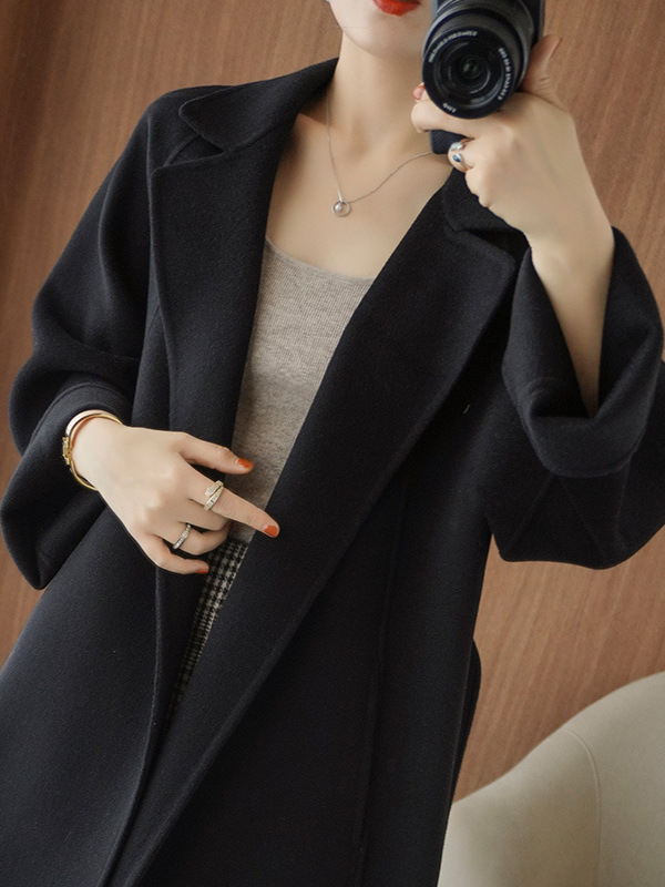 Moteriškas dviejų pusių kašmyro vilnos paltas, vidutinio ilgio iki kelių, laisvas kirpimas, švarko tipo apykaklė, ilgos rankovės, rudens-žiemos stilius