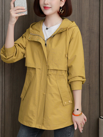 Дамско палто с средна дължина, с качулка, преден цип; памучно-нейлонова смес (50–70% памук, 30–50% нейлон); свободен силует.