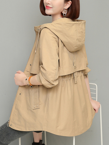 Дамско палто с средна дължина, с качулка, преден цип; памучно-нейлонова смес (50–70% памук, 30–50% нейлон); свободен силует.