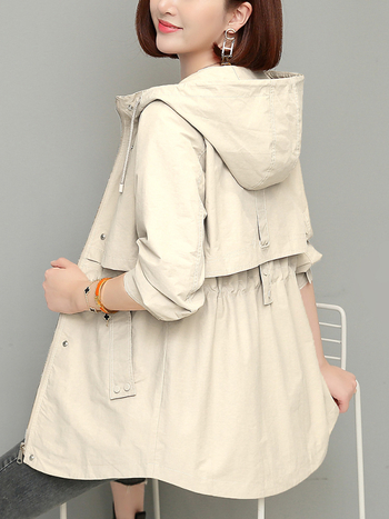 Дамско палто с средна дължина, с качулка, преден цип; памучно-нейлонова смес (50–70% памук, 30–50% нейлон); свободен силует.