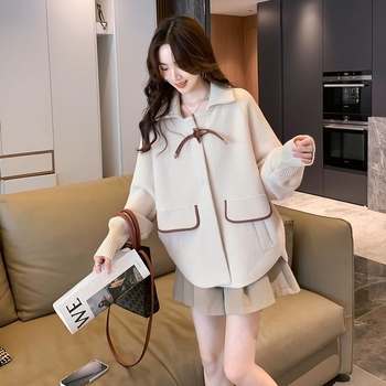 Laza szabású őszi-téli kabát zsebekkel és kapcsoló típusú gombokkal; külső anyag poliészter, nyúl szőre (<30%) és más anyag (<30%)