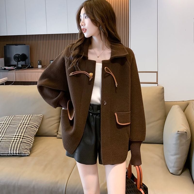 Laza szabású őszi-téli kabát zsebekkel és kapcsoló típusú gombokkal; külső anyag poliészter, nyúl szőre (<30%) és más anyag (<30%)