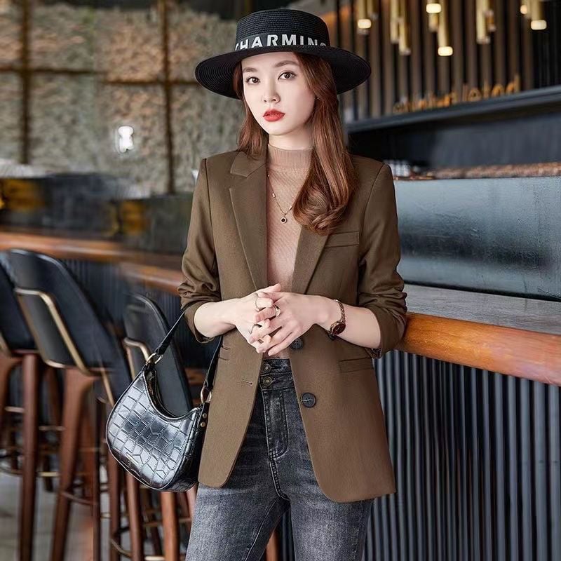 Naiste bleiser – väike kostüüm, polosärk kael, pikad varrukas printsessi stiilis, ühe nupuga sulgemine, polüester-elastaan