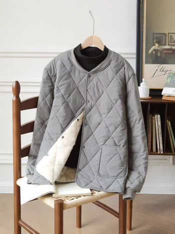 Poliészter töltésű kabát fleece-béléssel, állógallér, laza szabás, egygombos záródás, 3D patch zsebek