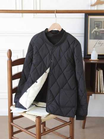 Poliészter töltésű kabát fleece-béléssel, állógallér, laza szabás, egygombos záródás, 3D patch zsebek