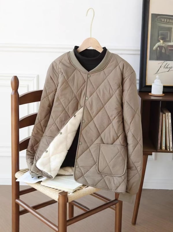 Poliészter töltésű kabát fleece-béléssel, állógallér, laza szabás, egygombos záródás, 3D patch zsebek