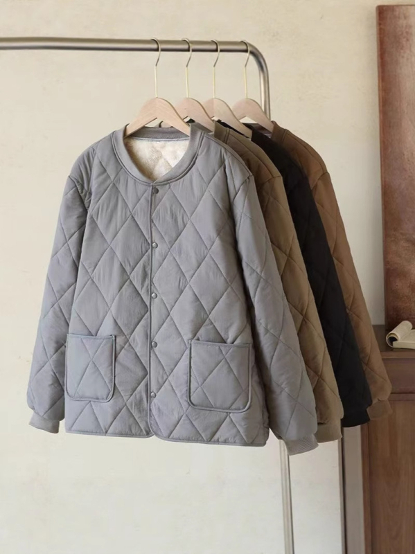 Poliészter töltésű kabát fleece-béléssel, állógallér, laza szabás, egygombos záródás, 3D patch zsebek