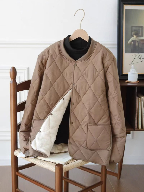 Poliészter töltésű kabát fleece-béléssel, állógallér, laza szabás, egygombos záródás, 3D patch zsebek