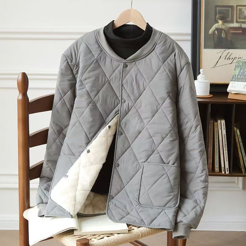 Poliészter töltésű kabát fleece-béléssel, állógallér, laza szabás, egygombos záródás, 3D patch zsebek