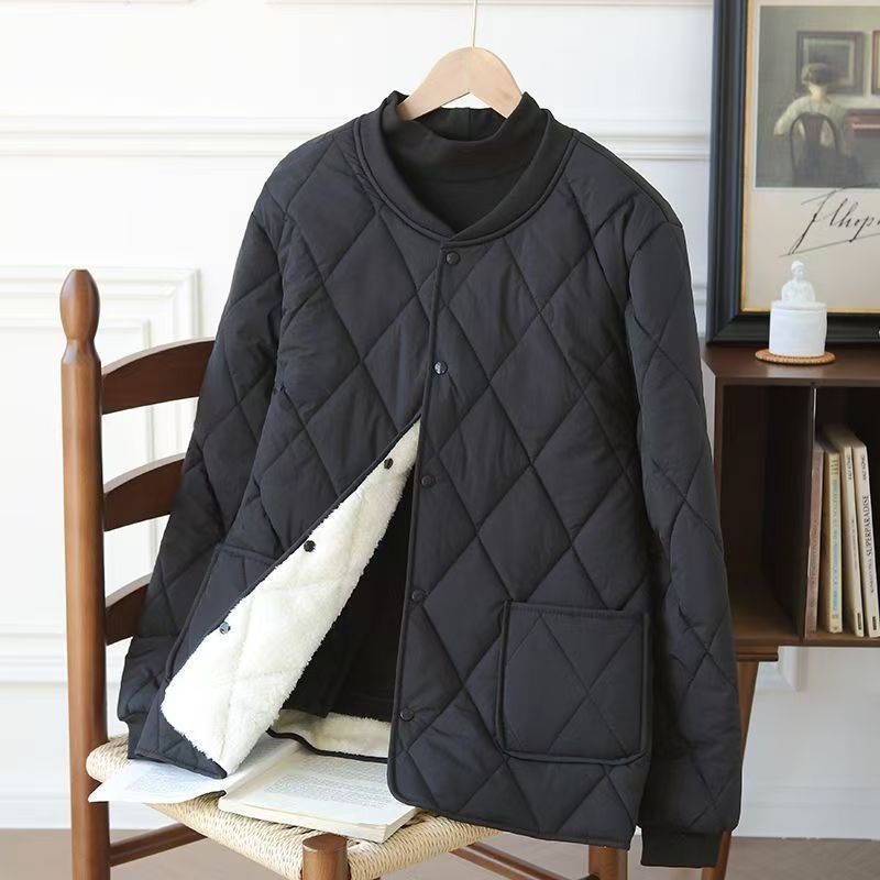 Poliészter töltésű kabát fleece-béléssel, állógallér, laza szabás, egygombos záródás, 3D patch zsebek