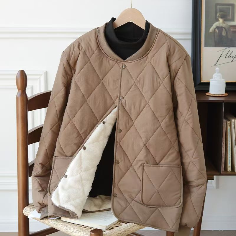 Poliészter töltésű kabát fleece-béléssel, állógallér, laza szabás, egygombos záródás, 3D patch zsebek