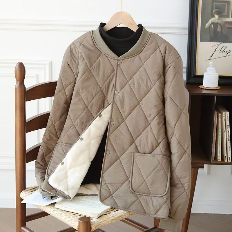 Poliészter töltésű kabát fleece-béléssel, állógallér, laza szabás, egygombos záródás, 3D patch zsebek