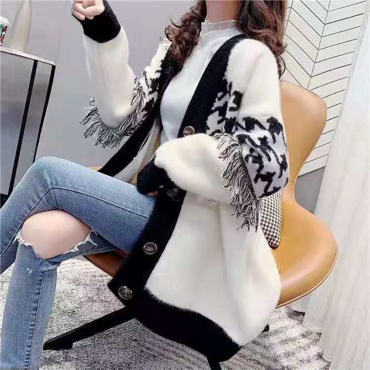 Chenille megztinis su kutaisiais, jacquard detalės, V kaklo iškirptė, laisvas siluetas