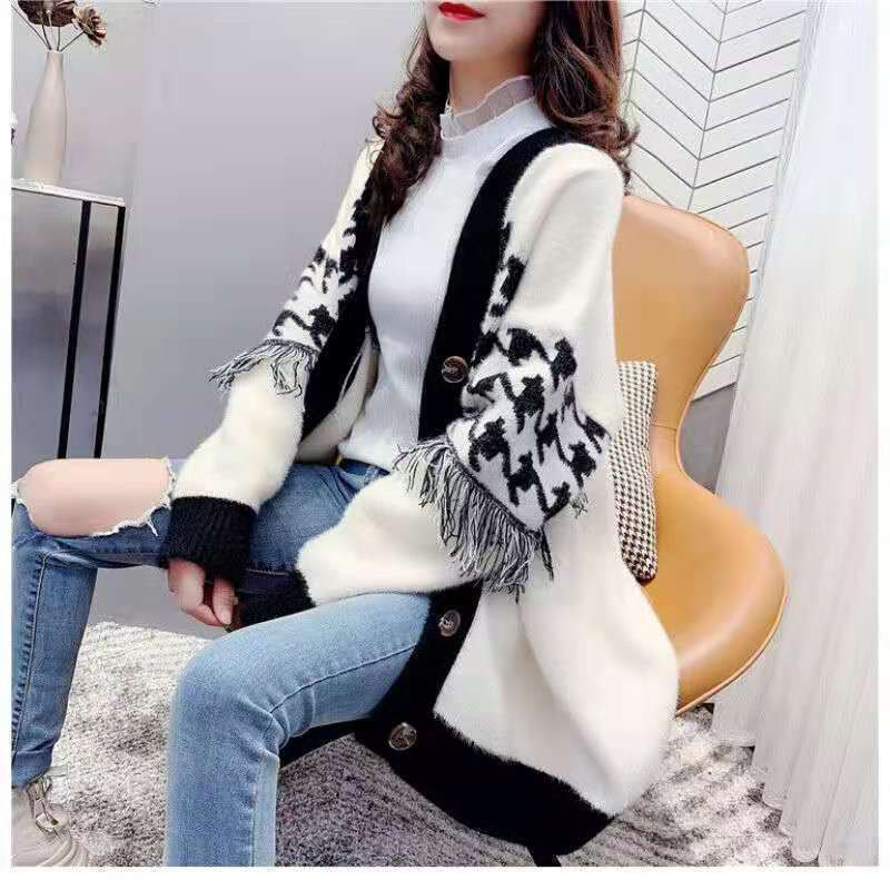 Chenille megztinis su kutaisiais, jacquard detalės, V kaklo iškirptė, laisvas siluetas