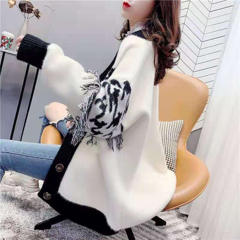 Chenille megztinis su kutaisiais, jacquard detalės, V kaklo iškirptė, laisvas siluetas