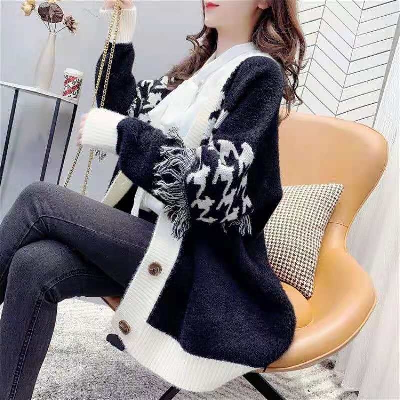 Chenille megztinis su kutaisiais, jacquard detalės, V kaklo iškirptė, laisvas siluetas