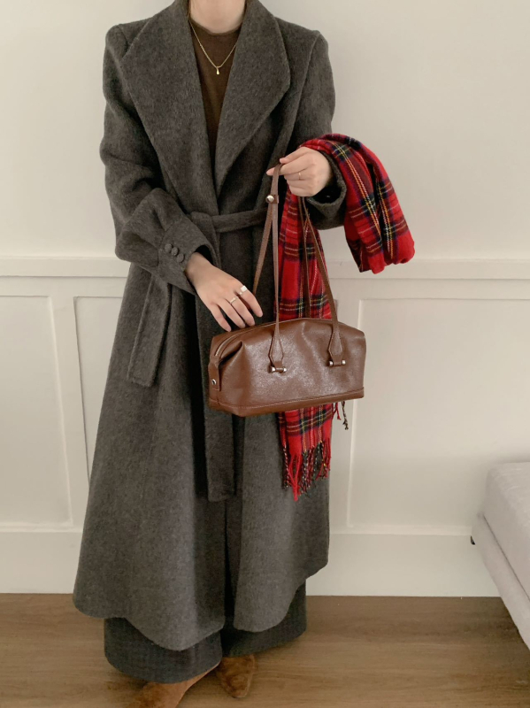 Ilgas vilnos palto su diržu ir sijonėlio siluetu, dvipusis vilnos audinys, storas