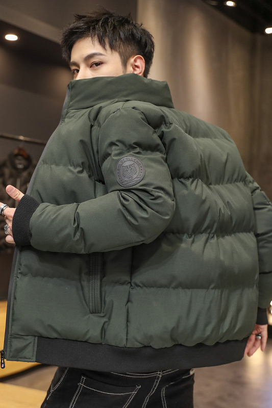 Férfi téli pamut-töltött dzseki, vastag szigeteléssel, cipzáras zárás, áll gallér, külső anyag poliészter, bélés poliészter, töltőanyag pamut