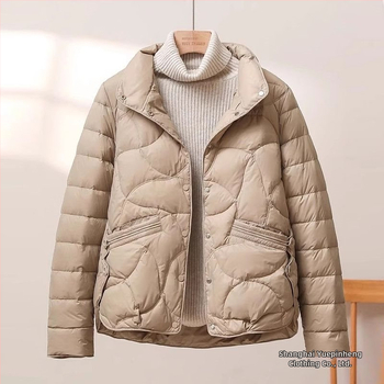 Lengva pūkuota striukė rudens–žiemos sezonui su stovinčia apykakle, trumpas siluetas; audinys: poliesteris; pagrindinis audinys: poliesteris (polieastero pluoštas) 30–50% sudėtis; antrasis audinys: kitas