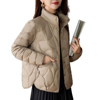 Könnyű toll-pamutszövettel töltött kabát ősz-télre álló gallérral, rövid fazon; anyag: poliészter; fő anyag: poliészter (polieszter rost) 30-50% tartalom; második anyag: egyéb