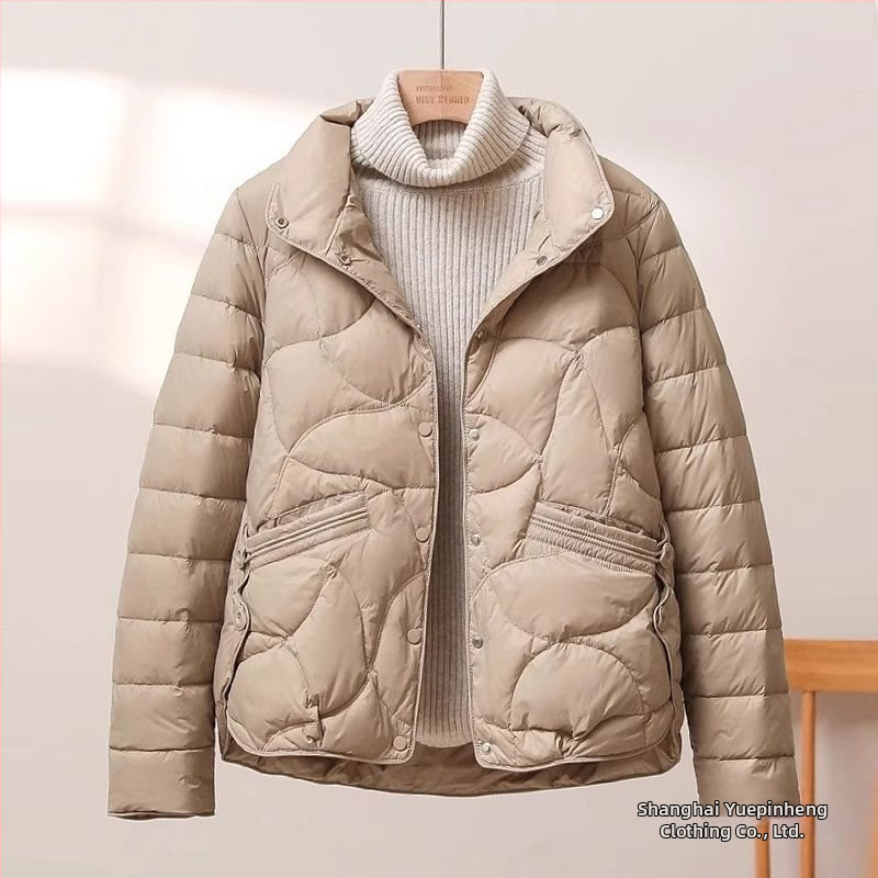 Lengva pūkuota striukė rudens–žiemos sezonui su stovinčia apykakle, trumpas siluetas; audinys: poliesteris; pagrindinis audinys: poliesteris (polieastero pluoštas) 30–50% sudėtis; antrasis audinys: kitas