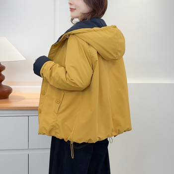 Pamuk jakna s poliester punjenjem i tkaninom, jednostavan jednofarbni uzorak, okrugli ovratnik, zatvarač, dugi rukavi, standardna duljina, ležeran casual stil.