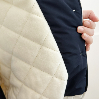 Pamuk jakna s poliester punjenjem i tkaninom, jednostavan jednofarbni uzorak, okrugli ovratnik, zatvarač, dugi rukavi, standardna duljina, ležeran casual stil.