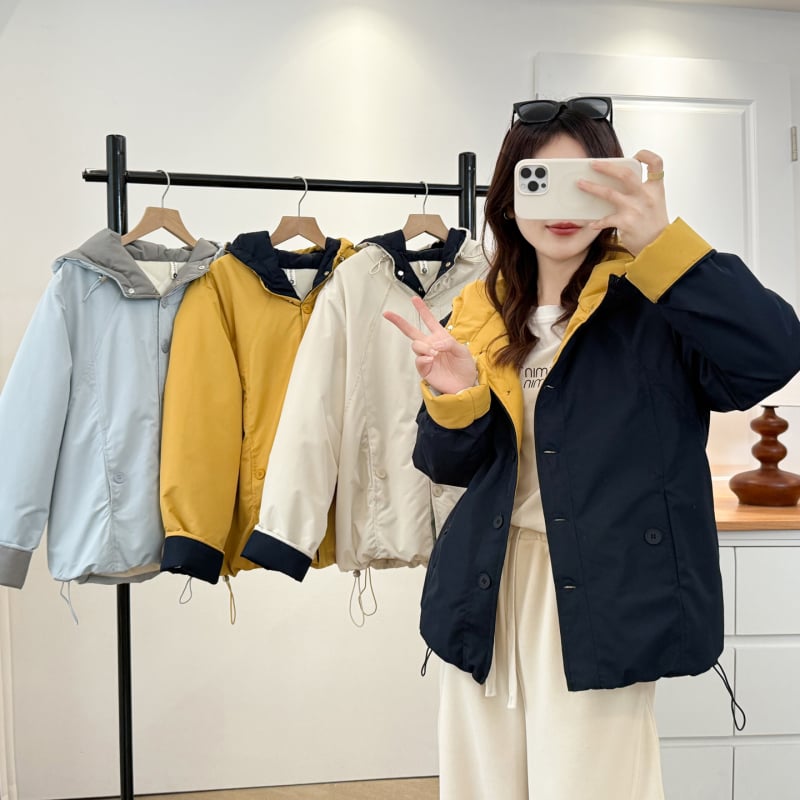 Pamuk jakna s poliester punjenjem i tkaninom, jednostavan jednofarbni uzorak, okrugli ovratnik, zatvarač, dugi rukavi, standardna duljina, ležeran casual stil.