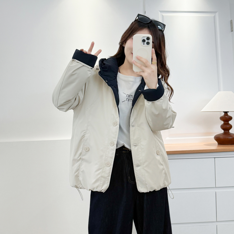 Pamuk jakna s poliester punjenjem i tkaninom, jednostavan jednofarbni uzorak, okrugli ovratnik, zatvarač, dugi rukavi, standardna duljina, ležeran casual stil.