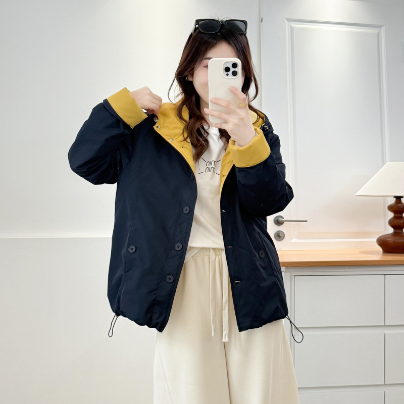 Pamuk jakna s poliester punjenjem i tkaninom, jednostavan jednofarbni uzorak, okrugli ovratnik, zatvarač, dugi rukavi, standardna duljina, ležeran casual stil.