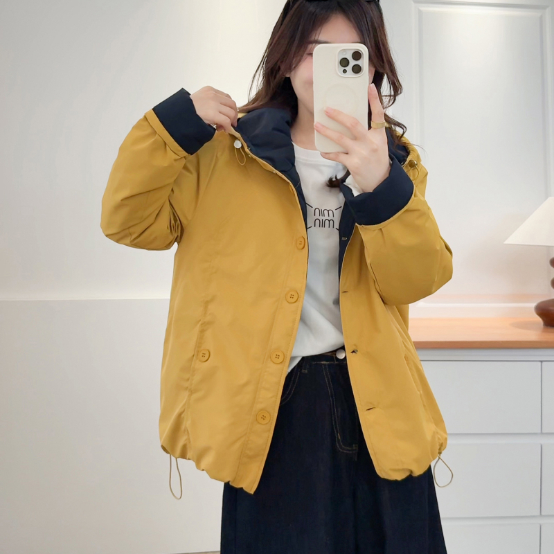 Pamuk jakna s poliester punjenjem i tkaninom, jednostavan jednofarbni uzorak, okrugli ovratnik, zatvarač, dugi rukavi, standardna duljina, ležeran casual stil.