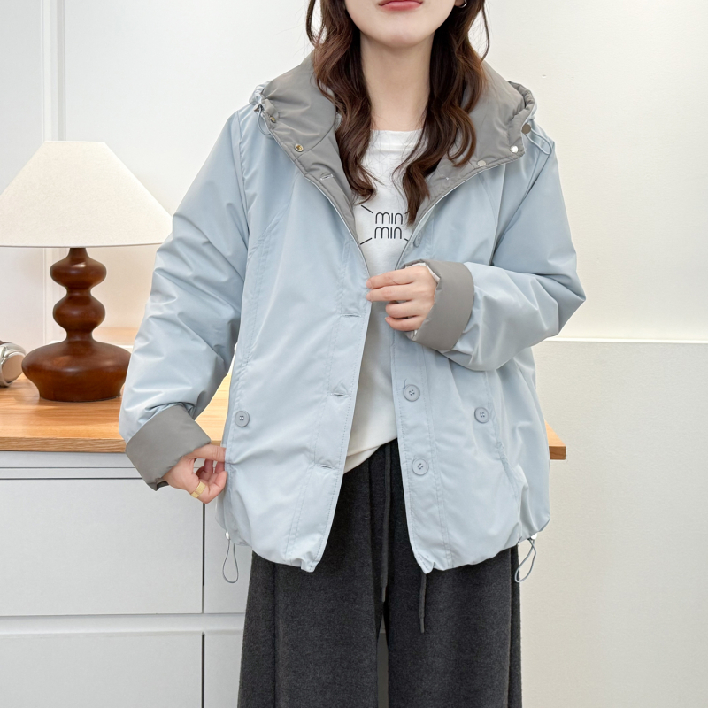 Pamuk jakna s poliester punjenjem i tkaninom, jednostavan jednofarbni uzorak, okrugli ovratnik, zatvarač, dugi rukavi, standardna duljina, ležeran casual stil.