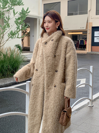 Moteriškas ilgas dirbtinio kailio paltas su apykakle lapel, ilgis virš 100 cm, ilgomis rankovėmis