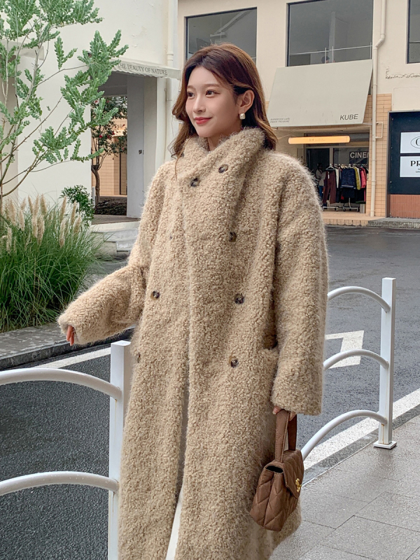 Moteriškas ilgas dirbtinio kailio paltas su apykakle lapel, ilgis virš 100 cm, ilgomis rankovėmis