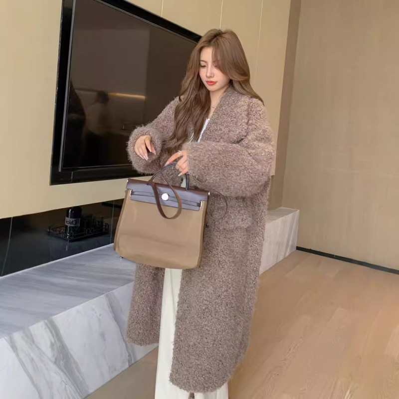 Moteriškas ilgas dirbtinio kailio paltas su apykakle lapel, ilgis virš 100 cm, ilgomis rankovėmis