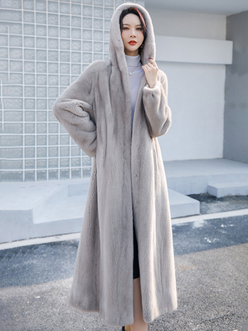 Moteriška dirbtinio kailio striukė su gobtuvu, ilgesnė kirpimo linija, laisvas siluetas, žiema 2023