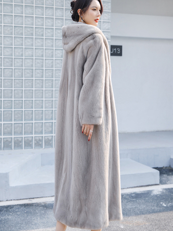 Moteriška dirbtinio kailio striukė su gobtuvu, ilgesnė kirpimo linija, laisvas siluetas, žiema 2023