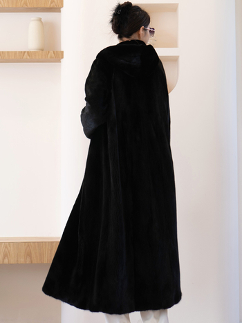 Moteriška dirbtinio kailio striukė su gobtuvu, ilgesnė kirpimo linija, laisvas siluetas, žiema 2023