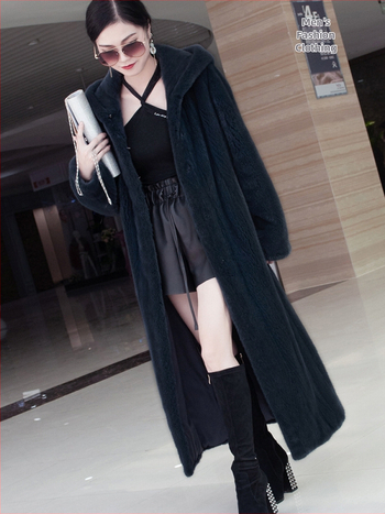 Moteriška dirbtinio kailio striukė su gobtuvu, ilgesnė kirpimo linija, laisvas siluetas, žiema 2023