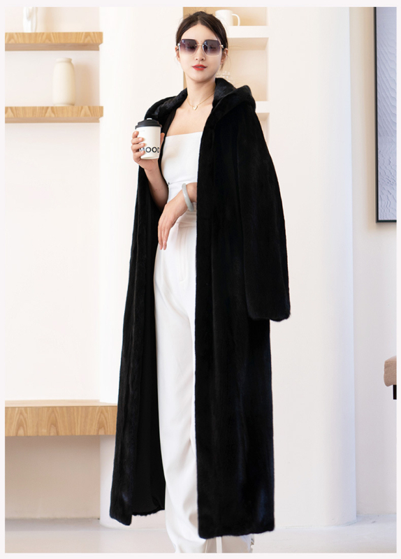 Moteriška dirbtinio kailio striukė su gobtuvu, ilgesnė kirpimo linija, laisvas siluetas, žiema 2023