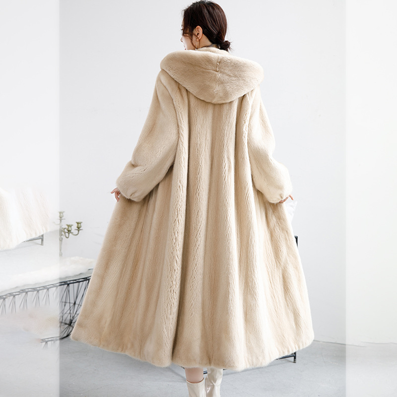 Moteriška dirbtinio kailio striukė su gobtuvu, ilgesnė kirpimo linija, laisvas siluetas, žiema 2023