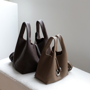 Чанта-кофа от естествена кожа със агнешка текстура в стил кошница, без подплата, с цип