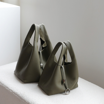 Чанта-кофа от естествена кожа със агнешка текстура в стил кошница, без подплата, с цип