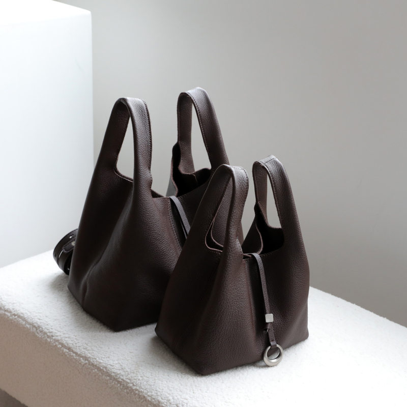 Чанта-кофа от естествена кожа със агнешка текстура в стил кошница, без подплата, с цип