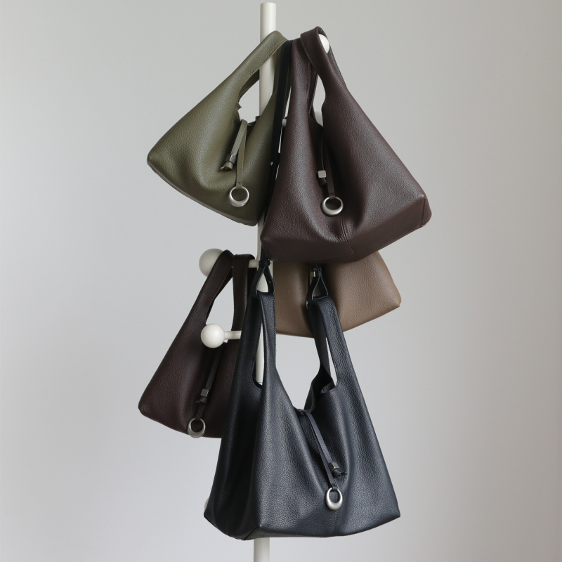 Чанта-кофа от естествена кожа със агнешка текстура в стил кошница, без подплата, с цип