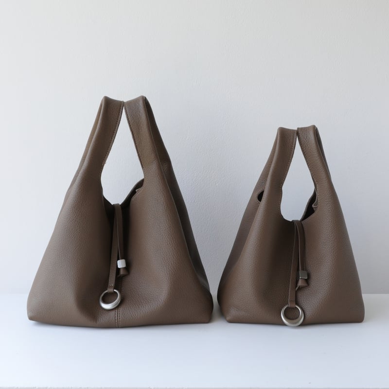 Чанта-кофа от естествена кожа със агнешка текстура в стил кошница, без подплата, с цип