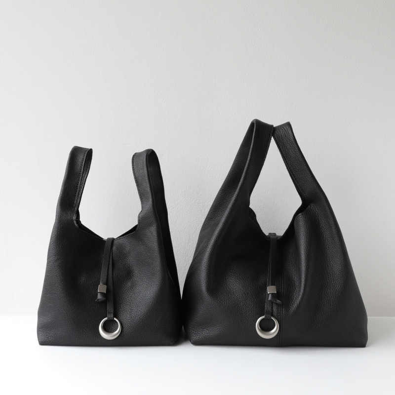 Чанта-кофа от естествена кожа със агнешка текстура в стил кошница, без подплата, с цип