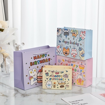 Kraft papírtáska aranyos rajzolt nyuszival, nyomtatási film eljárás, rajzfilm stílus, alkalmas ajándékokra vásárokon, logó nélküli