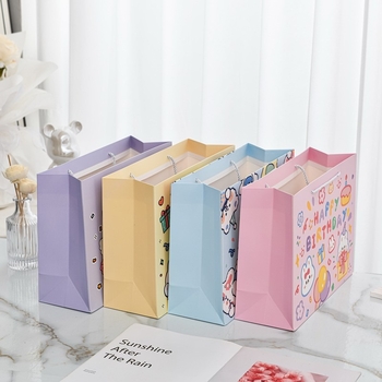 Kraft papírtáska aranyos rajzolt nyuszival, nyomtatási film eljárás, rajzfilm stílus, alkalmas ajándékokra vásárokon, logó nélküli